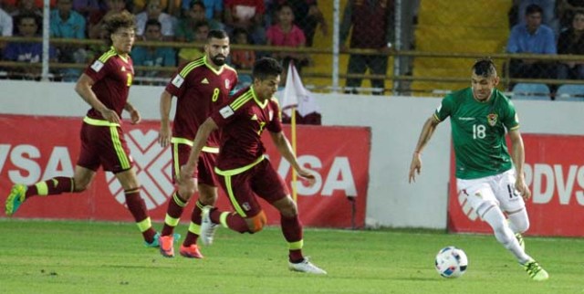 Football Soccer - Venezuela v Bolivia - World Cup 2018 Qualifiers - Monumental Stadium, Maturin, Venezuela - 10/11/16. Venezuela's Renzo Zambrano (7) and Bolivia's Yasmani Duk (18) in action. REUTERS/Marco Bello