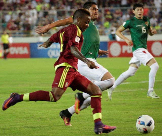 Football Soccer - Venezuela v Bolivia - World Cup 2018 Qualifiers - Monumental Stadium, Maturin, Venezuela - 10/11/16. Venezuela's Jhon Murillo (14) and Bolivia's Edward Zenteno (22) in action. REUTERS/Marco Bello