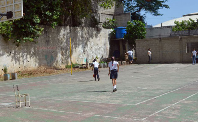 Alumnos sufren desmayos porque no les dan comida en escuelas de Vargas