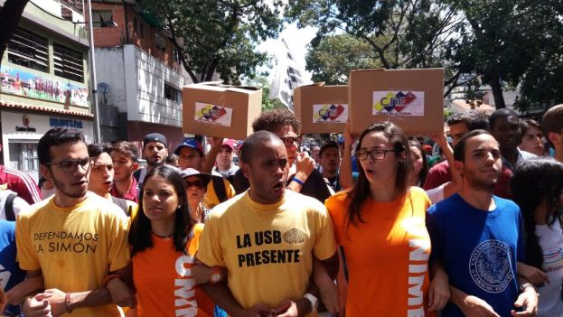 Foto: Marcha de estudiantes es restringida por piquete de la PNB / twitter