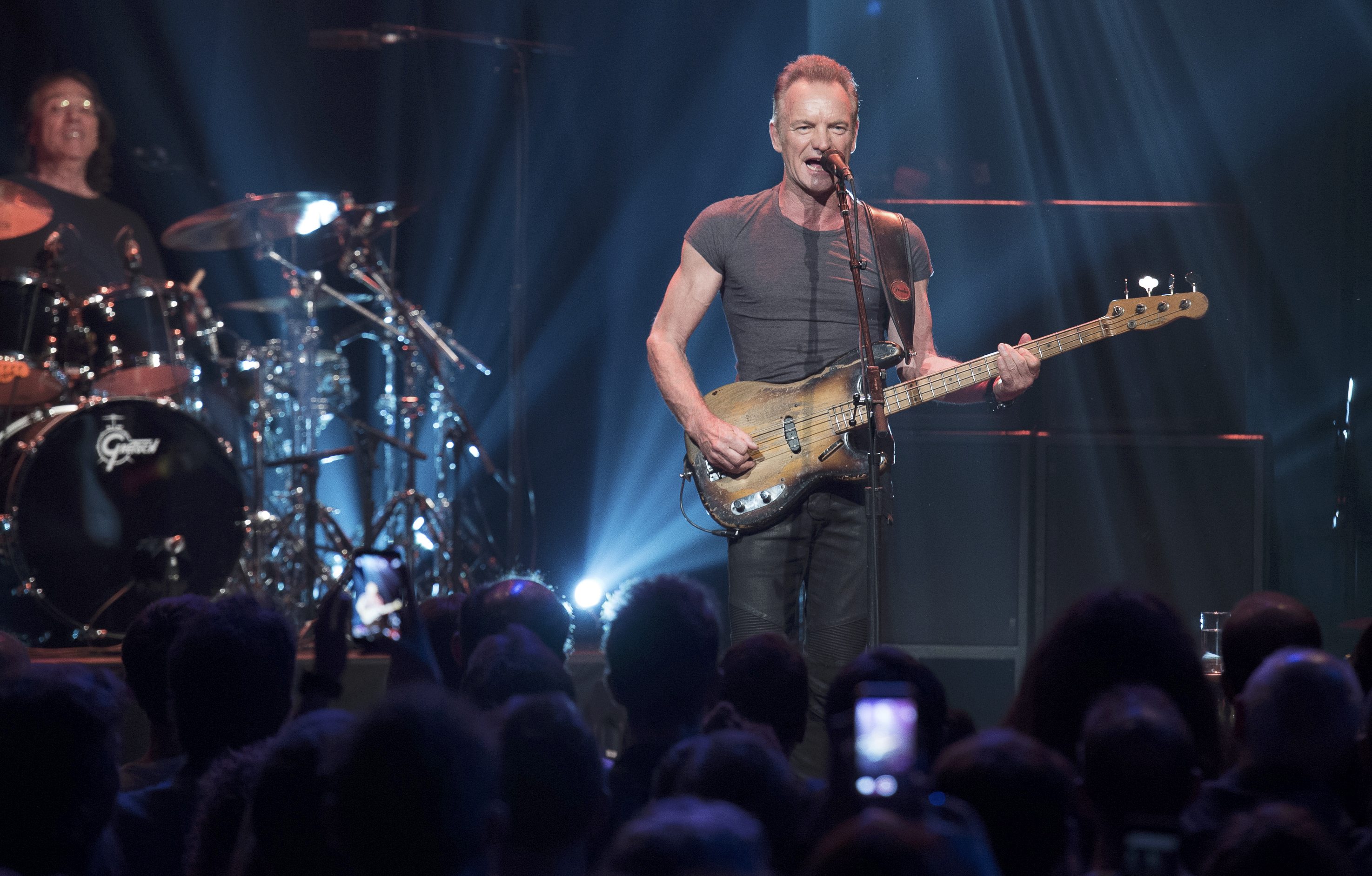 El Bataclan reabre con Sting un año después con medidas de seguridad extremas