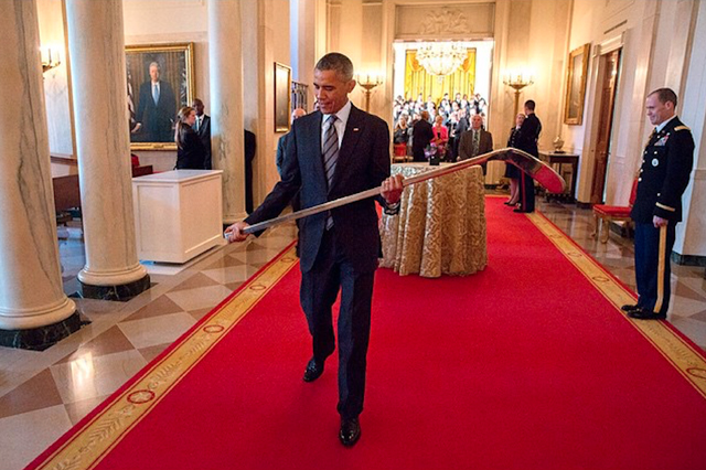 El presidente tras recibir el palo de hockey grabado de parte de ganadores de la Copa Stanley, febrero del 2015.