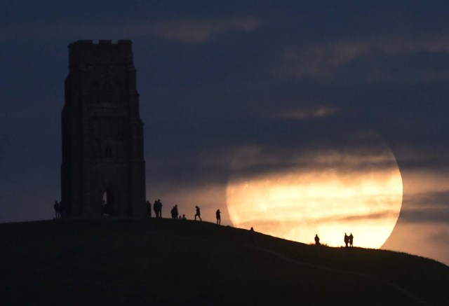 The moon rises near Glastonbury Tor a day before the "supermoon" spectacle, in Glastonbury, Britain November 13, 2016. REUTERS/Rebecca Naden