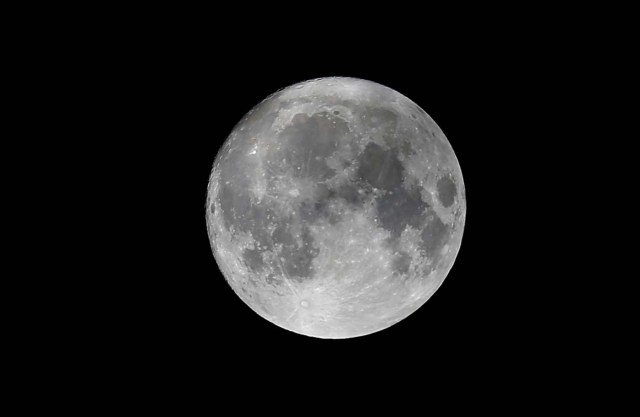 2016-11-13T213950Z_1368590211_S1BEUMRACKAB_RTRMADP_3_SUPERMOON-SIGHTING-AUSTRIA