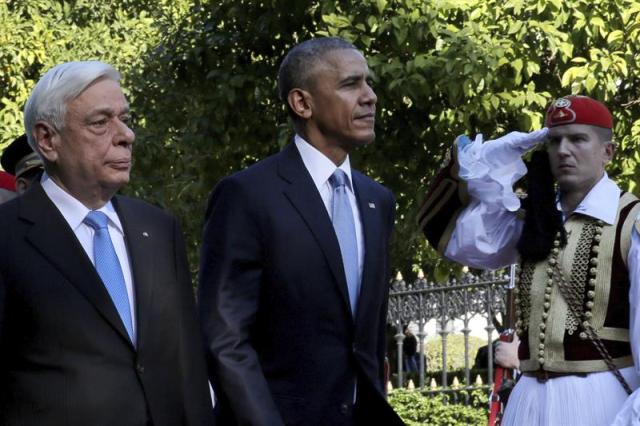 Foto: El presidente griego, Prokopis Pavlopoulos (izq), recibe al presidente estadounidense, Barack Obama, a su llegada al palacio presidencial en Atenas (Grecia) / EFE