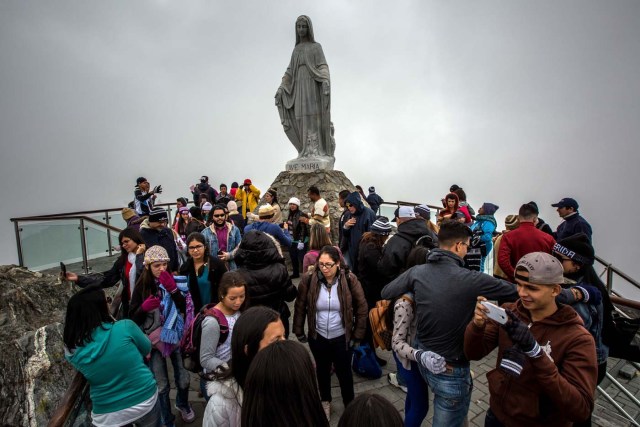 SERIE GRÁFICA 4/12 - CAR04. MÉRIDA (VENEZUELA), 16/11/2016.- Fotografía del 12 de noviembre del 2016, de turistas que visitan la Virgen de las Nieves, en la estación Pico Espejo del Teleférico Mukumbarí, en el estado de Mérida (Venezuela). Mérida es uno de los estados con mayor diversidad geográfica que presenta variados paisajes a lo largo y ancho de su territorio, se ubica al occidente del país, es la región más alta de Venezuela y forma parte de la cordillera de los Andes, su punto más elevado es el Pico Bolívar a unos 4.970 m.s.n.m.. EFE/MIGUEL GUTIÉRREZ