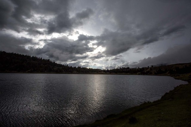 SERIE GRÁFICA 10/12 - CAR10. MÉRIDA (VENEZUELA), 16/11/2016.- Fotografía del 10 de noviembre del 2016, de una parte de la Laguna Mucubají en la pradera Paramo Sierra Nevada del estado de Mérida (Venezuela). Mérida es uno de los estados con mayor diversidad geográfica que presenta variados paisajes a lo largo y ancho de su territorio, se ubica al occidente del país, es la región más alta de Venezuela y forma parte de la cordillera de los Andes, su punto más elevado es el Pico Bolívar a unos 4.970 m.s.n.m.. EFE/MIGUEL GUTIÉRREZ