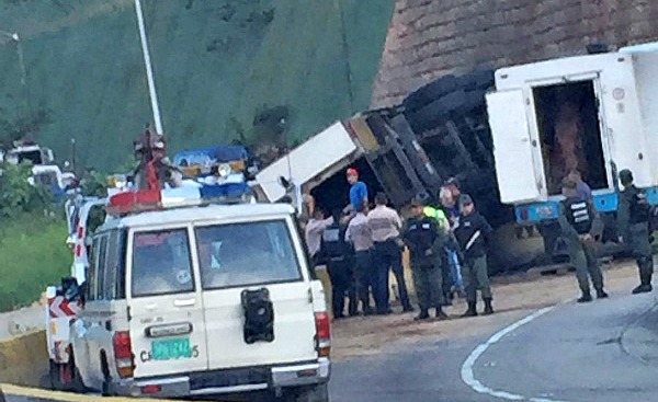 Retraso en la carretera Mamera-El Junquito por camión volcado (FOTOS)