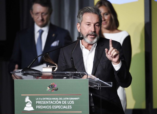 El galardonado Ricardo Montaner pronuncia unas palabras en el escenario de los premios especiales de la Academia Latina de la Grabación 2016 en el hotel Four Seasons de Las Vegas el miércoles 16 de noviembre de 2016. (Foto Chris Pizzello/Invision/AP)