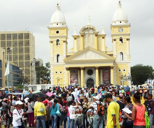 Fieles abarrotaron la Basílica para rendir homenaje a la Chinita (FOTOS)