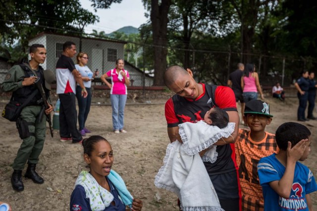 ACOMPAÑA CRÓNICA: VENEZUELA CÁRCELES. CAR16. REVENGA (VENEZUELA), 19/11/2016.- Un recluso de la cárcel Fénix comparte con familiares después de un partido de rugby este viernes, 18 de noviembre de 2016, en una hacienda de la empresa de ron Santa Teresa, en Revenga (Venezuela). En Venezuela, un país sin tradición de rugby y donde la población reclusa tiene pocas probabilidades de reinserción social, se celebra un torneo que burla tales estadísticas y que pone en el campo de juego a decenas de presos que experimentan así una sensación de libertad. EFE/Miguel Gutiérrez