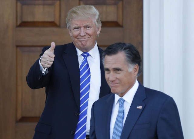 El presidente electo Donald Trump muestra su pulgar hacia arriba mientras Mitt Romney se retira al término de una  reunión entre ambos en el club de golf del magnate en Bedminster, New Jersey, el sábado 19 de noviembre de 2016. (AP Fhoto/Carolyn Kaster)