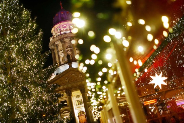 People visit the opening of the Christmas market at Gendarmenmarkt square in Berlin, Germany November 21, 2016. REUTERS/Hannibal Hanschke