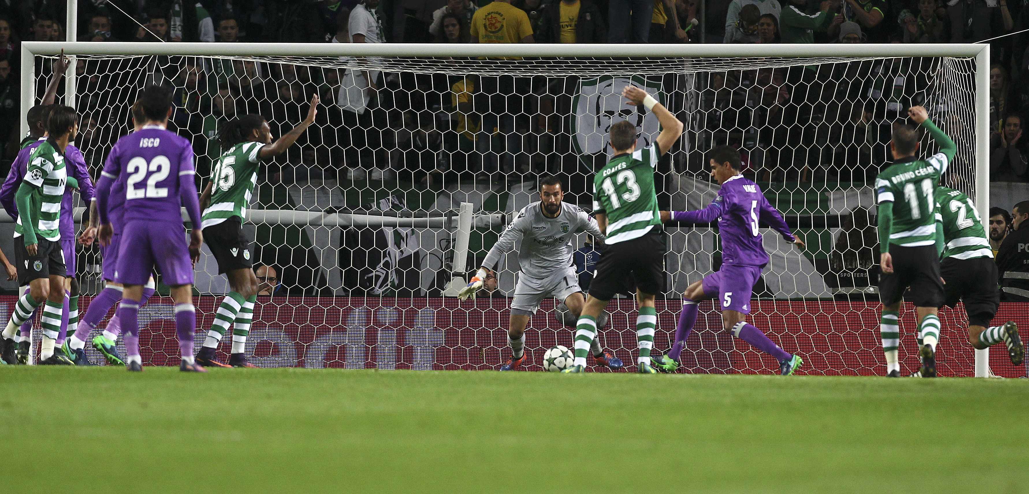 Un triunfo en Lisboa da la clasificación para octavos de final al Real Madrid