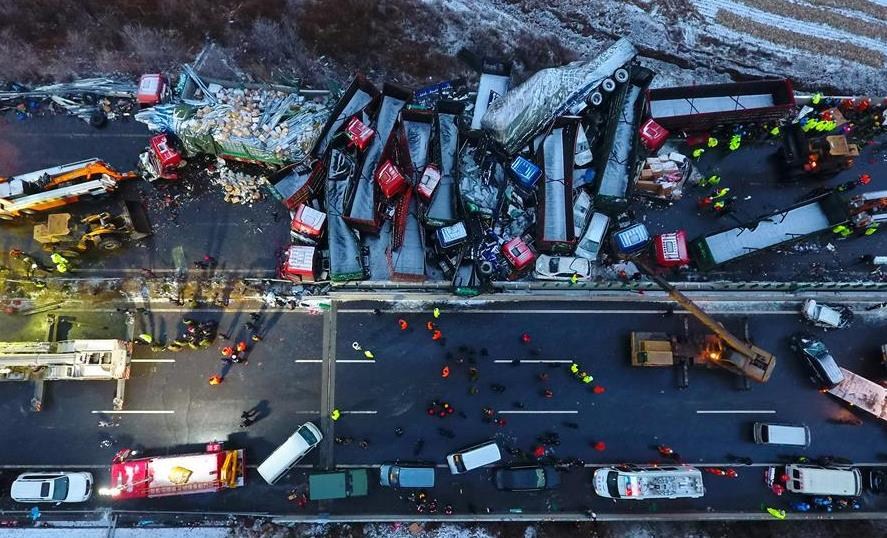 Choque de 56 vehículos deja 17 muertos en China (foto)