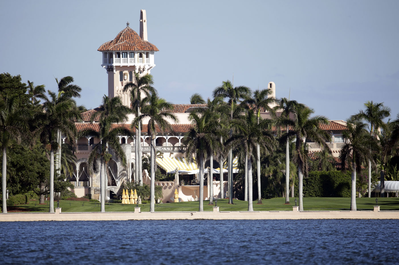 Palm Beach resiente las visitas frecuentes de Trump y analiza su impacto