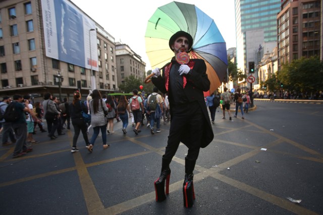 CH11. SANTIAGO (CHILE), 25/11/2016.- Activistas participan en una marcha por el Día Internacional de la Eliminación de la Violencia contra la Mujer hoy, viernes 25 de noviembre de 2016, en Santiago (Chile). El Instituto Nacional de Derechos Humanos (INDH) instó hoy al Estado de Chile a fortalecer las medidas para erradicar la violencia contra las mujeres, en el marco del Día Internacional de la Eliminación de la Violencia contra la Mujer. EFE/Elvis González