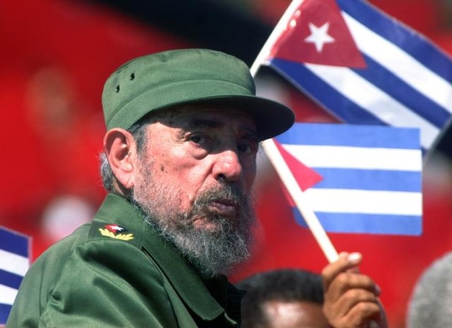 Imagen de archivo del ex líder cubano Fidel Castro en las celebraciones del Día del Trabajador en La Habana, mayo 1, 2004. REUTERS/Rafael Perez/Files