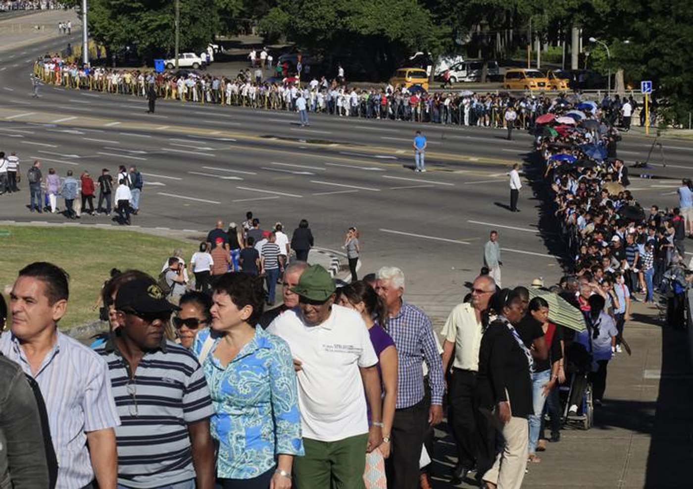 Otra cola más en Cuba…esta es para rendir homenaje a las cenizas de Fidel (fotos)