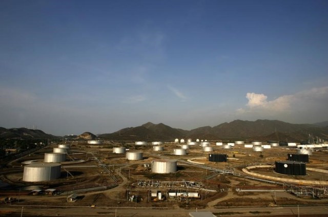 Vista aérea del complejo de refinación Puerto La Cruz en el estado Anzoategui en Venezuela. 30 de abril de 2007. Un apagón afectó el domingo por la noche a la refinería Puerto La Cruz, de 187.000 barriles por día (bpd) de capacidad, en una zona costera al este del país, dijo a Reuters un líder sindical y trabajadores, dejando hasta la sala de control sin electricidad. REUTERS/Jorge Silva (VENEZUELA)