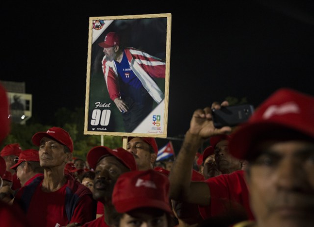 HAB29 LA HABANA (CUBA) 29/11/16.- Miles de personas asisten hoy, martes 29 de noviembre de 2016, al acto celebrado para despedir al fallecido líder cubano Fidel Castro, en la Plaza de la Revolución de La Habana (Cuba). Al acto también asisten mandatarios y personalidades de varios países. EFE/Orlando Barría