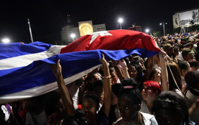 HAB29 LA HABANA (CUBA) 29/11/16.- Miles de personas asisten hoy, martes 29 de noviembre de 2016, al acto celebrado para despedir al fallecido líder cubano Fidel Castro, en la Plaza de la Revolución de La Habana (Cuba). Al acto también asisten mandatarios y personalidades de varios países. EFE/ALEJANDRO ERNESTO