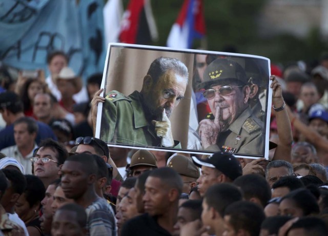 Simpatizantes sostienen retratos de Fidel y Raúl Castro mientras rinden homenajes a Fidel en la Plaza de la Revolución en La Habana ,Cuba, 29 de noviembre, 2016. Una caravana con las cenizas del líder cubano Fidel Castro partirá el miércoles desde La Habana, en un recorrido de cuatro días a lo largo de toda la isla para brindar el último adiós al hombre que gobernó por casi medio siglo erigiendo un régimen comunista a escasos kilómetros de su enemigo ideológico, Estados Unidos. REUTERS/Carlos Garcia Rawlins