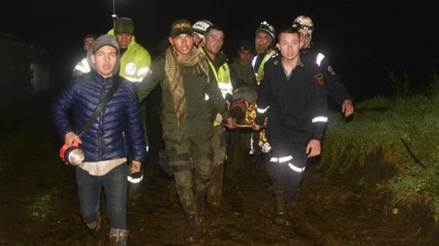 Durante el rescate de las víctimas muchos testigos vieron a un niño, de los primeros en arribar al lugar del siniestro. Ayudó y guió a los socorristas y luego desapareció (AP)