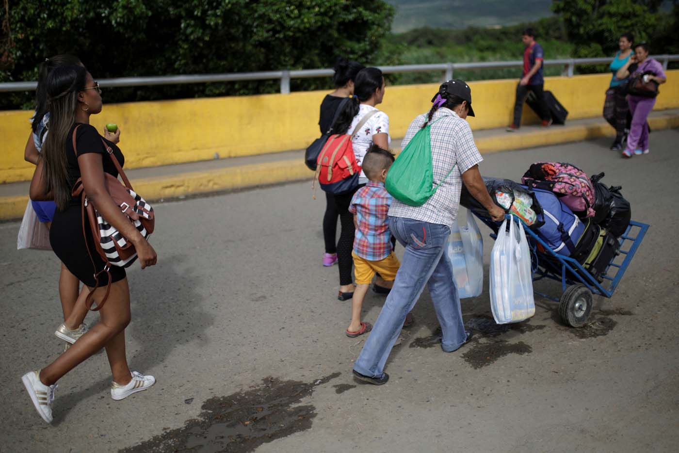 Emigrar por tierra, la salida extrema a la crisis