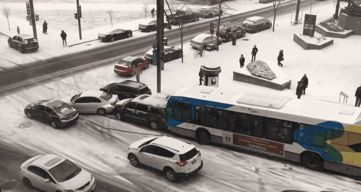 Perderás la cuenta de los numerosos accidentes en esta calle en un solo día (Videos)