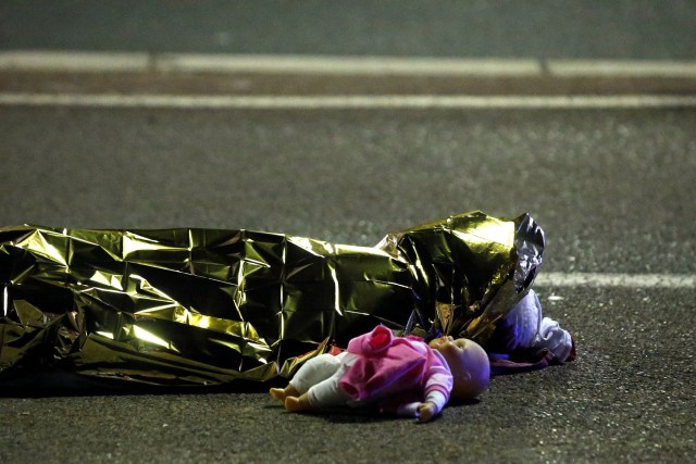 FILE PHOTO - ATTENTION EDITORS - VISUAL COVERAGE OF SCENES OF INJURY OR DEATH - A body is seen on the ground July 15, 2016 after a truck ran into a crowd celebrating the Bastille Day national holiday July 14. REUTERS/Eric Gaillard/File Photo REUTERS PICTURES OF THE YEAR 2016 - SEARCH 'POY 2016' TO FIND ALL IMAGES