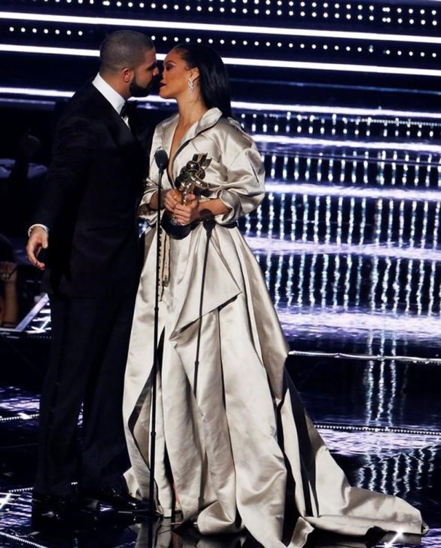 Drake presents Rihanna with the Michael Jackson Video Vanguard Award during the 2016 MTV Video Music Awards in New York, U.S., August 28, 2016. REUTERS/Lucas Jackson/Files