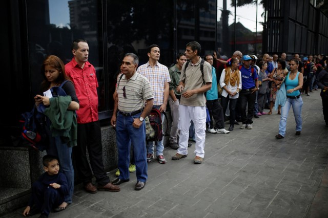 People line up to get into a Banco Mercantil branch in Caracas, Venezuela December 13, 2016. REUTERS/Marco Bello