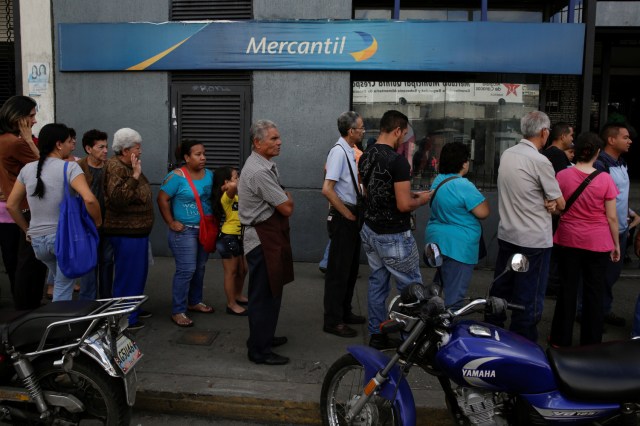 People line up to get into a Banco Mercantil branch in Caracas, Venezuela December 13, 2016. REUTERS/Marco Bello