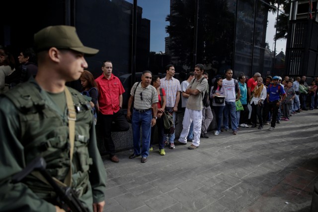 People line up to get into a Banco Mercantil branch in Caracas, Venezuela December 13, 2016. REUTERS/Marco Bello TPX IMAGES OF THE DAY