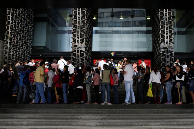 People line up to get into a Banco de Venezuela branch in Caracas, Venezuela December 13, 2016. REUTERS/Marco Bello