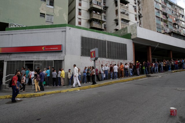 People line up to get into a Banco de Venezuela branch in Caracas, Venezuela December 13, 2016. REUTERS/Marco Bello