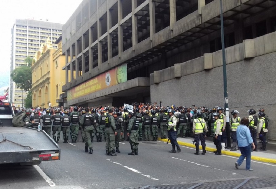 Así fue como la GNB recibió a los alcaldes en la Vicepresidencia (Fotos)