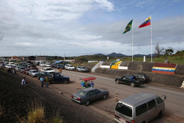 ACOMPAÑA CRÓNICA: BRASIL VENEZUELA - BRA08. PACARAIMA (BRASIL), 24/10/2016.- Fotografía del 22 de octubre de 2016, de la frontera de Brasil con Venezuela en la ciudad de Pacaraima, una empobrecida y pequeña ciudad del norte de Brasil, que se ha convertido en uno de las últimos horizontes en que los venezolanos consiguen la comida y los productos básicos que escasean en su país. Según distintas fuentes consultadas por Efe en esta ciudad de la frontera entre Brasil y Venezuela, entre 1.000 y 1.500 venezolanos cruzan cada fin de semana la línea divisoria, compran alimentos y regresan a su país. EFE / Marcelo Sayão