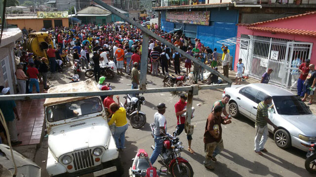 Protestan en El Callao por falta de efectivo (Fotos)