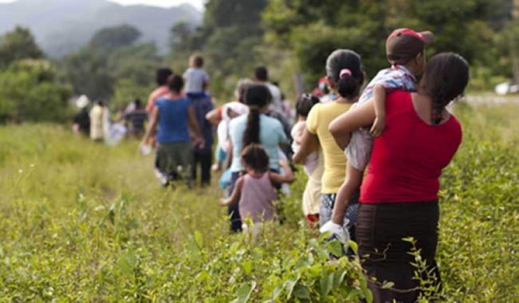 Madre con cinco hijos que huye de pandillas, una de las caras de inmigración a EEUU