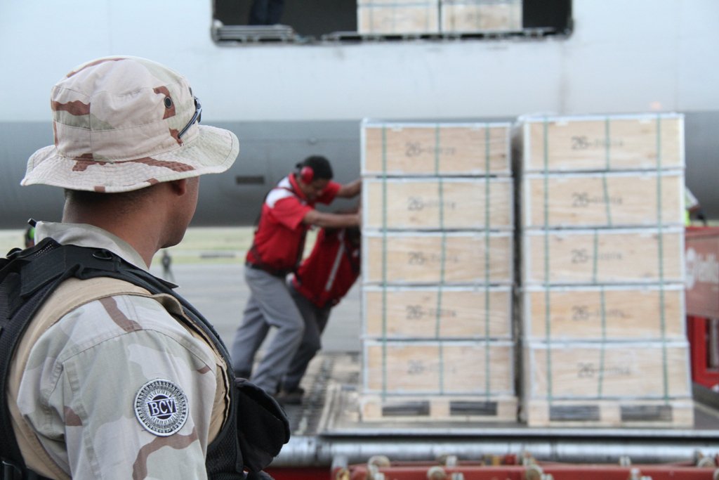 Con cinco días de retraso llegó el segundo avión con los supuestos billetes de 500 Bs que nadie ha visto