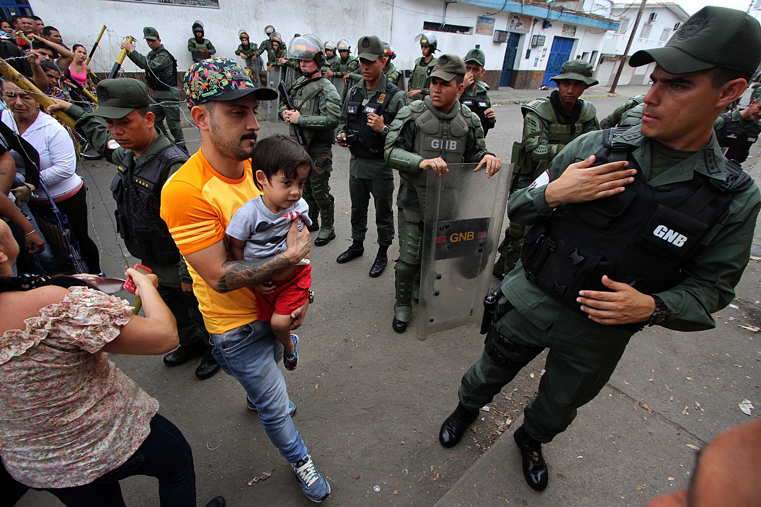 Miles de venezolanos cruzan a Colombia tras apertura de pasos peatonales