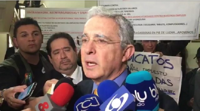 Álvaro Uribe insta a Juan Manuel Santos a decir si se reunió con el presidente de Odebrecht en Panamá