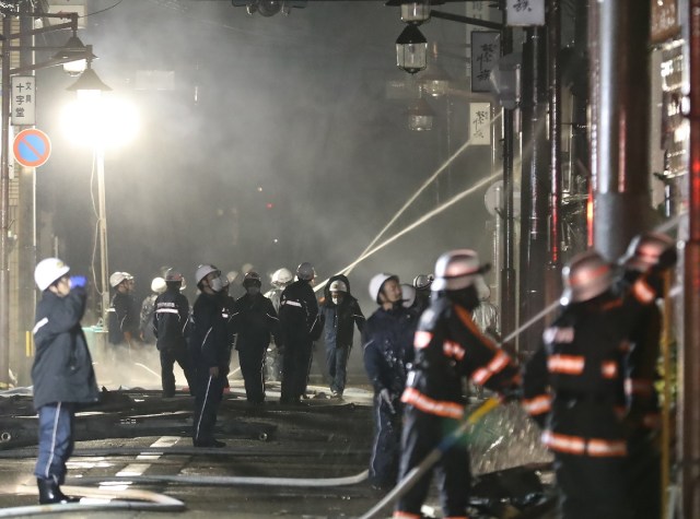 Firefighters control a blaze that engulfed multiple buildings at Itoigawa city, Niigata prefecture on December 22, 2016.         A rapidly-spreading fire engulfed more than 100 buildings and sparked evacuations in a northern Japanese city on December 22, leaving two injured and forcing authorities to mobilise troops. / AFP PHOTO / JIJI PRESS / JIJI PRESS / Japan OUT