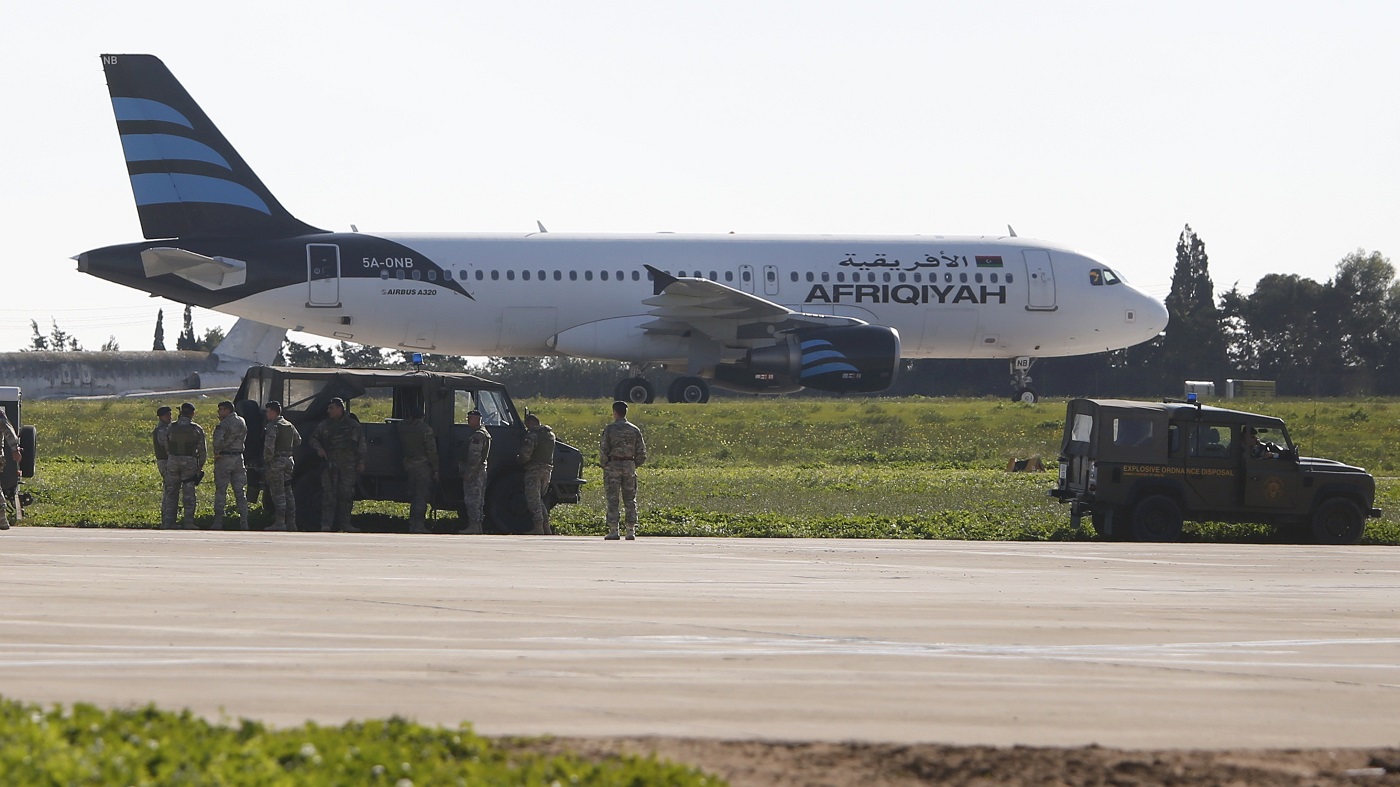 Aterriza en Malta avión libio secuestrado con 118 personas a bordo