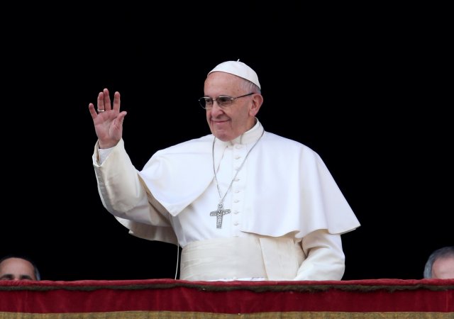 Papa Francisco saluda al inicio del "Urbi et Orbi" desde el balcón del Vaticano sobre la Plaza de San Pedro, 25 dic 2016. El Papa Francisco ofreció el domingo un mensaje navideño de esperanza por la paz para un mundo lacerado por la guerra y el terrorismo, instando a recordar a migrantes, refugiados y a quienes son dañados por la inestabilidad económica causada por el "dios dinero". REUTERS/Alessandro Bianchi