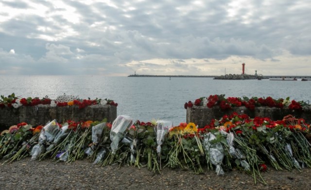 Las autoridades rusas han hallado la primera caja negra entre los restos de un avión militar que se estrelló el domingo en el mar Negro, muriendo los 92 ocupantes, informaron el martes agencias rusas citando al ministerio de Defensa. En la imagen, flores en homenaje a los pasajeros y miembros de la tripulación del avión militar ruso Tu-154, que se estrelló en el mar Negro camino de Siria el domingo, en la ciudad de Sochi, Rusia, el 26 de diciembre de 2016. REUTERS/Maxim Shemetov