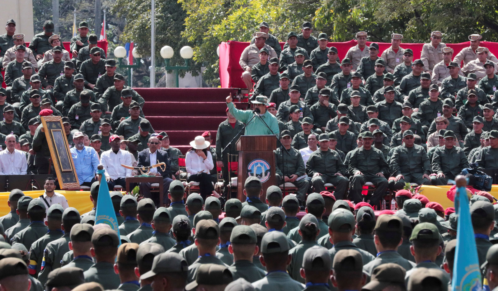 Maduro prohíbe condicionar la venta de productos de la cesta básica