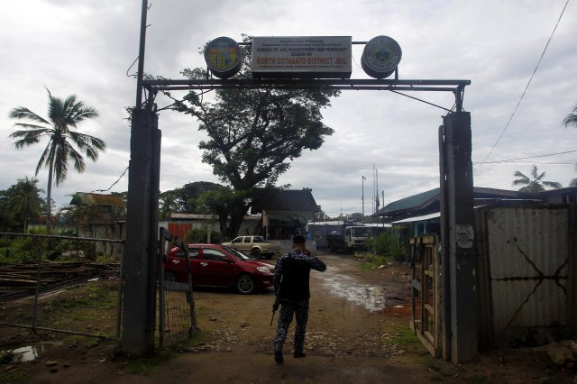 A prison guard walks towards the prison compound following the escape of more than 150 inmates after gunmen stormed the prison in North Cotabato province, southern Philippines January 4, 2017. REUTERS/Marconi Navales FOR EDITORIAL USE ONLY. NO RESALES. NO ARCHIVES. TPX IMAGES OF THE DAY